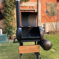 Barbecue con affumicatoio e gira spiedo