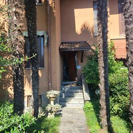 Villa di 230 m² con 5 locali e box auto a Lentate 