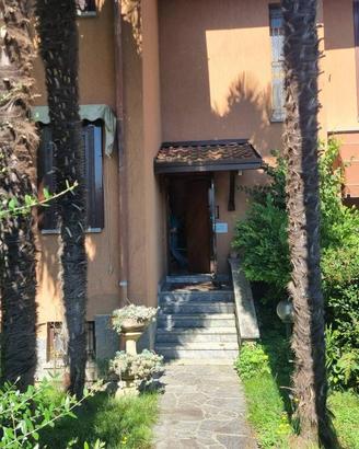 Villa di 230 m² con 5 locali e box auto a Lentate 