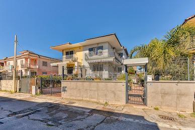 Villa su tre livellicentro di baia Verde Castel vo