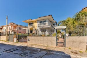 Villa su tre livellicentro di baia Verde Castel vo