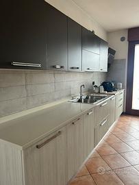 Cucina lineare + 2 colonne