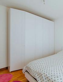 Armadio e letto matrimoniale