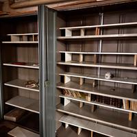 Scaffali metallici con ante