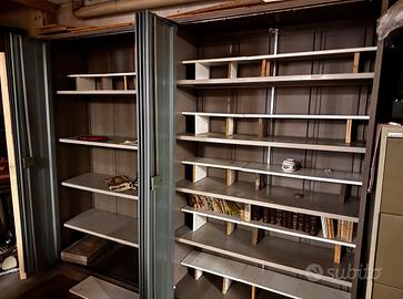 Scaffali metallici con ante