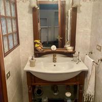 Mobiletto bagno  con lavandino e  specchiera