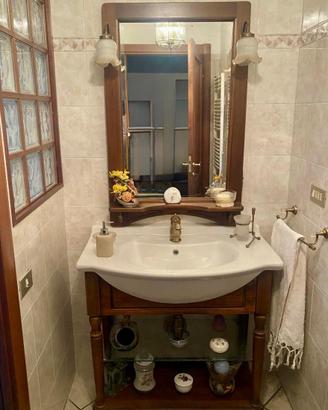 Mobiletto bagno  con lavandino e  specchiera