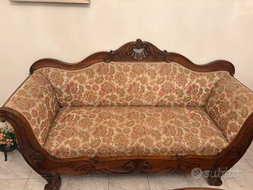 Divano retro e due poltrone stile antico