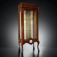 Vetrina - Porcellana, bronzo, marmo, jacquard.