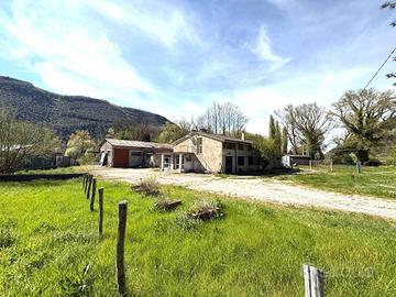 Rustico / Casale di 190 m² con 5 locali e box auto