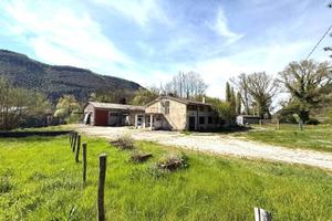 Rustico / Casale di 190 m² con 5 locali e box auto