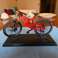Modellino bicicletta MTB Downhill 20x13 centimetri