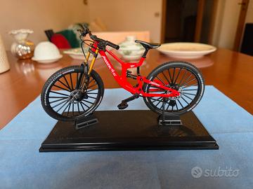 Modellino bicicletta MTB Downhill 20x13 centimetri