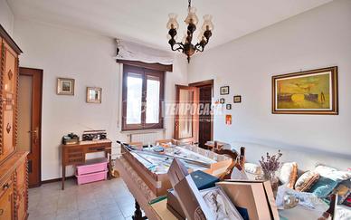 Ampia soluzione da ristrutturare con spazi esterni