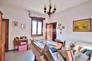 Ampia soluzione da ristrutturare con spazi esterni