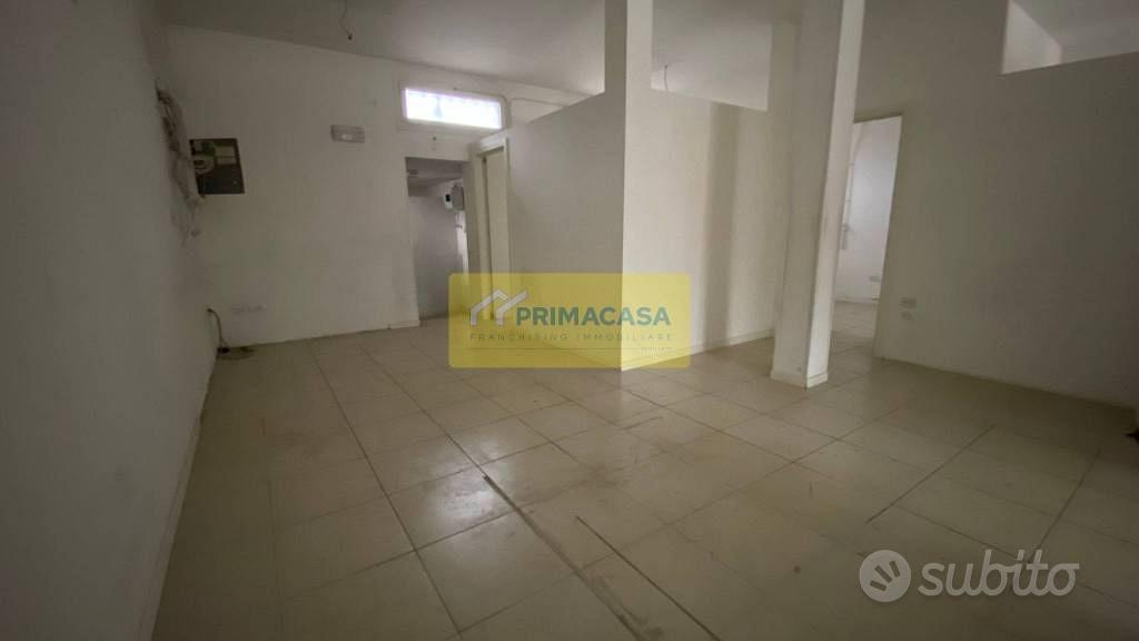 Attività / Licenza di 118 m² con più di 5 locali a - Vista 5