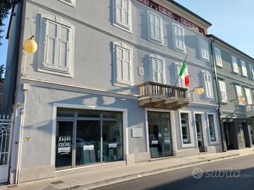 Locale commerciale vetrinato