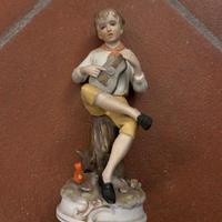 Statuina ragazzo con chitarra vintage in ceramica