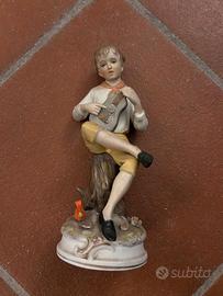 Statuina ragazzo con chitarra vintage in ceramica