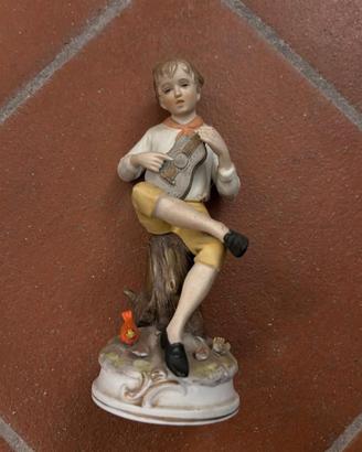 Statuina ragazzo con chitarra vintage in ceramica
