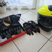 Casco + guanti estivi+guanti invernali.