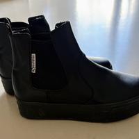 Scarpe colore nero Superga