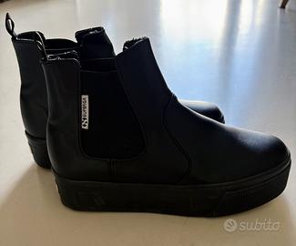 Scarpe colore nero Superga