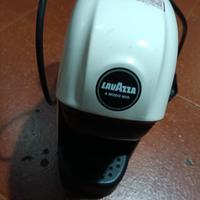 macchina una ragazza e Lavazza pezzi di ricambio