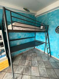 Letto a castello con scrivania