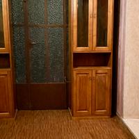 N. 2 librerie / mobili in legno con vetrina