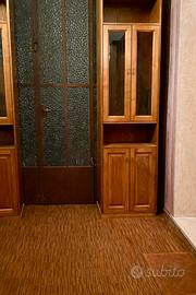 N. 2 librerie / mobili in legno con vetrina