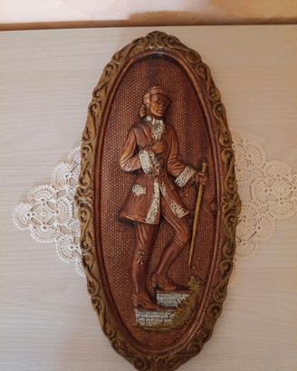 Vecchio quadro ovale in rilievo in gesso.
