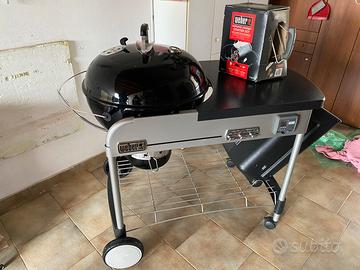 Barbecue Weber a carbone con accessori
