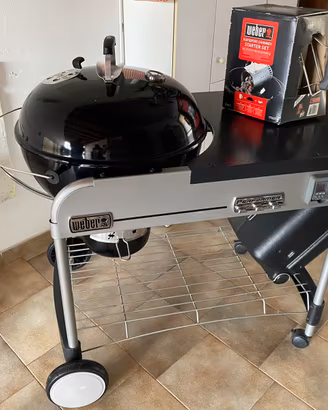 Barbecue Weber a carbone con accessori