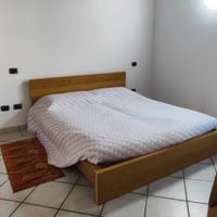 Struttura letto con spalliera e comodini incorpori
