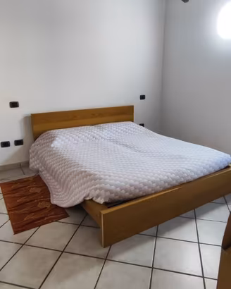Struttura letto con spalliera e comodini incorpori
