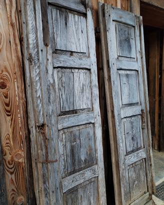 Vecchia porta in legno