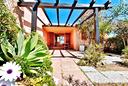 villetta-con-giardino-fronte-retro-garage-piscina