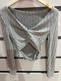 Maglioncino grigio a coste con nodo frontale