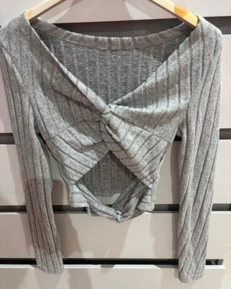 Maglioncino grigio a coste con nodo frontale