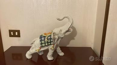 Statua in ceramica di elefante