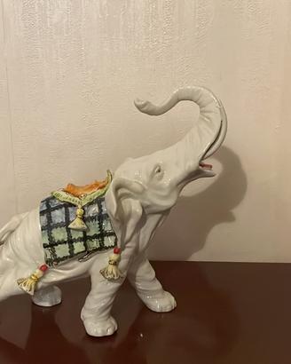 Statua in ceramica di elefante