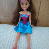 Bambolina con ciuffo colorato