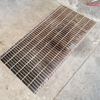 Grate zincate in ferro del pavimento