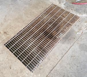 Grate zincate in ferro del pavimento