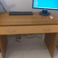 Scrivania e sedia