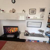 Paret attrezzata bianco e nero soggiorno