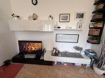 Paret attrezzata bianco e nero soggiorno