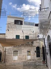 Intero stabile su tre livelli in centro storico