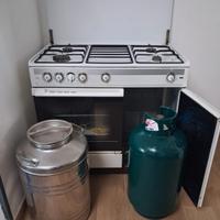 cucina con bombolone e contenitore olio 